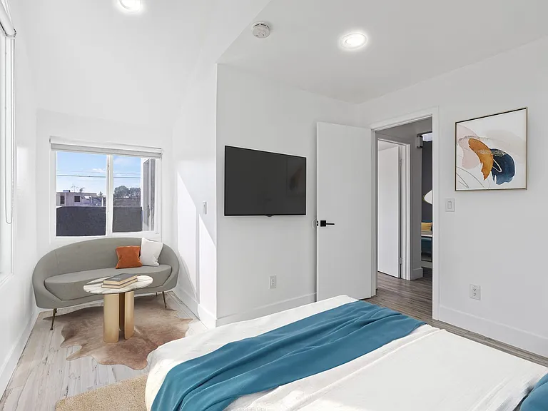850 N Van Ness Ave — Photo 35