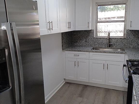 4th image of 807 Alicia Ave