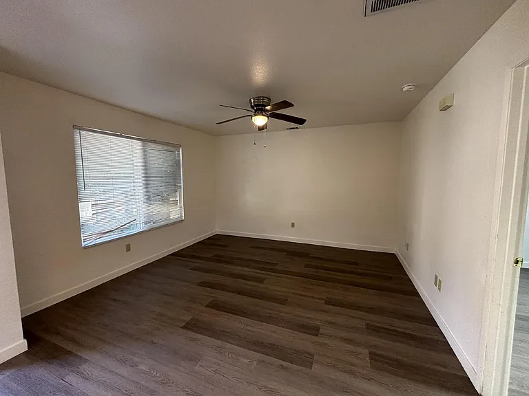 9532 N Hinton Ave — Photo 2