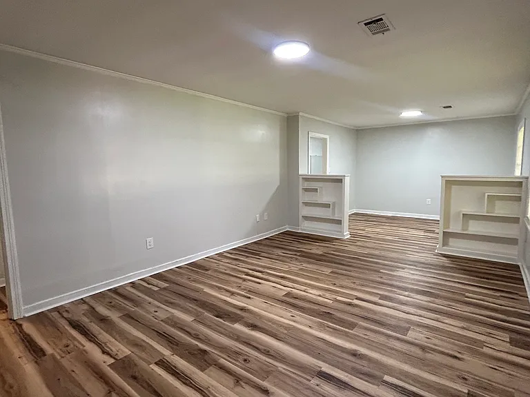 212 Robinhood Rd — Photo 2