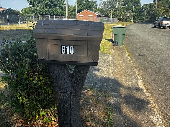 4th image of 810 Bowling St