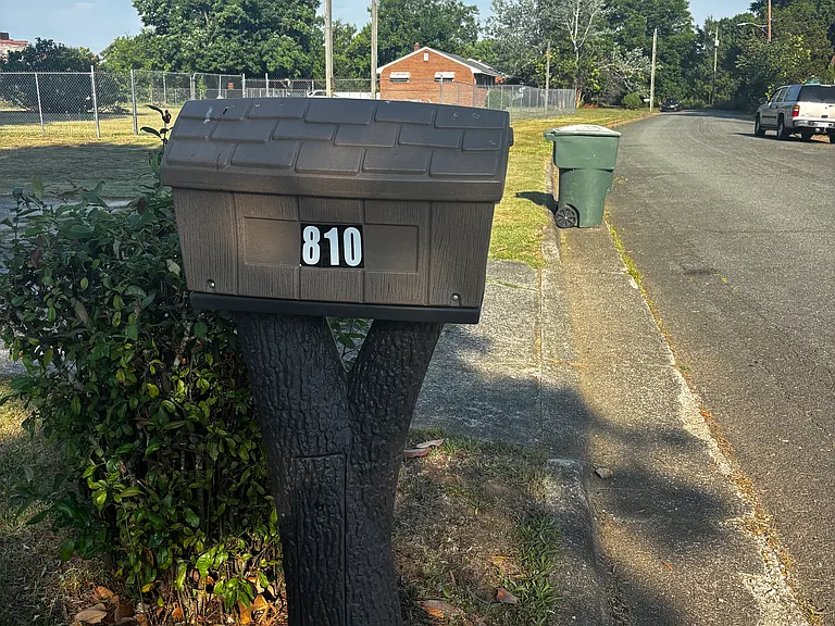 810 Bowling St — Photo 4