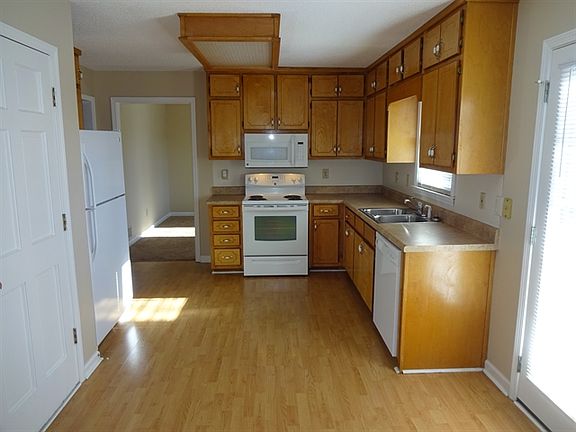 4th image of 2095 Castle Royale Dr