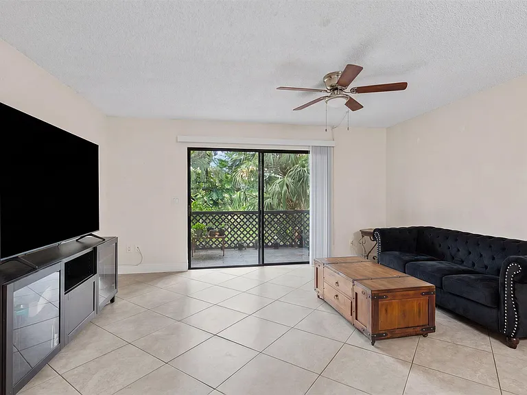 1303 Lakeview Dr E — Photo 3