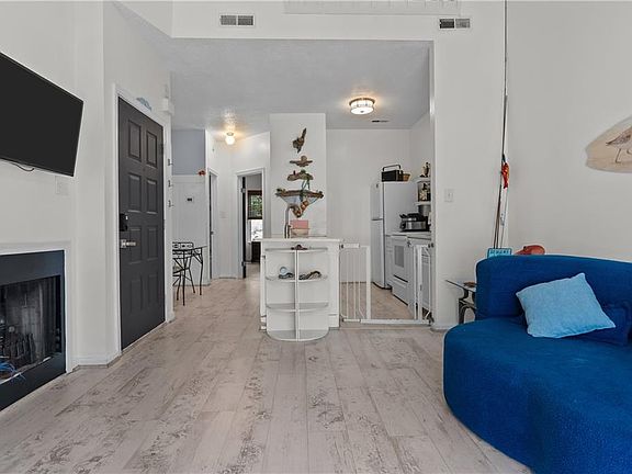 3rd image of 865 Little Bay Ave APT 4
