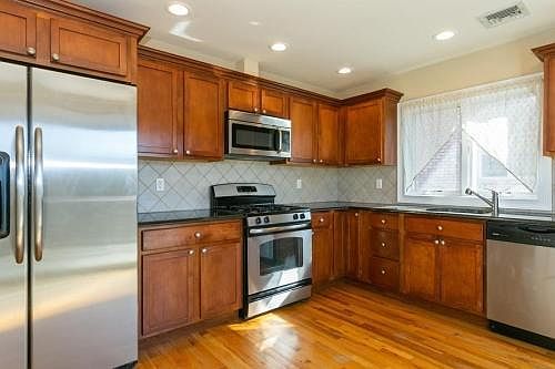 4th image of 87 Wickes Ave