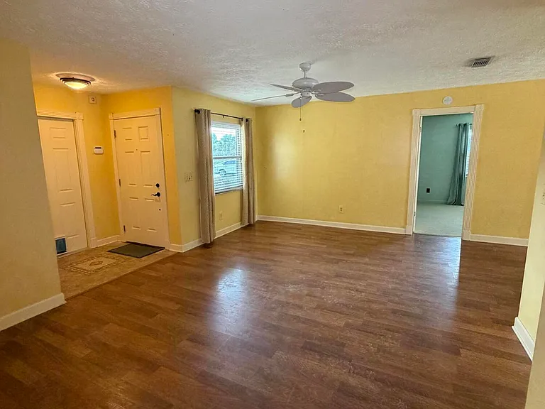 542 NW La Brea Ave — Photo 3