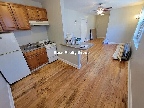 1st image of 1369 W Greenleaf Ave #305