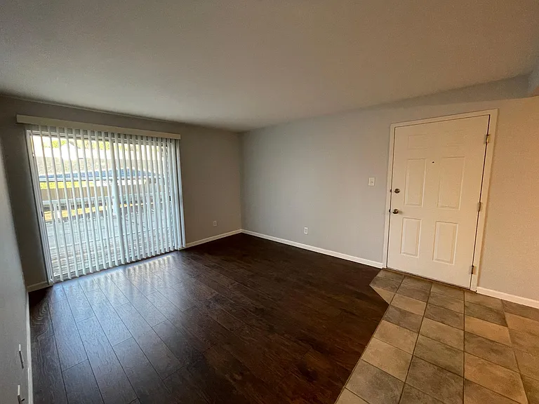 1210 Creve Coeur Crossing Ln #H — Photo 3