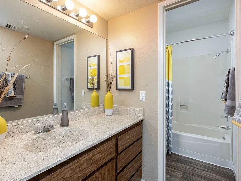 Camelback Cove Apartments — Photo 19