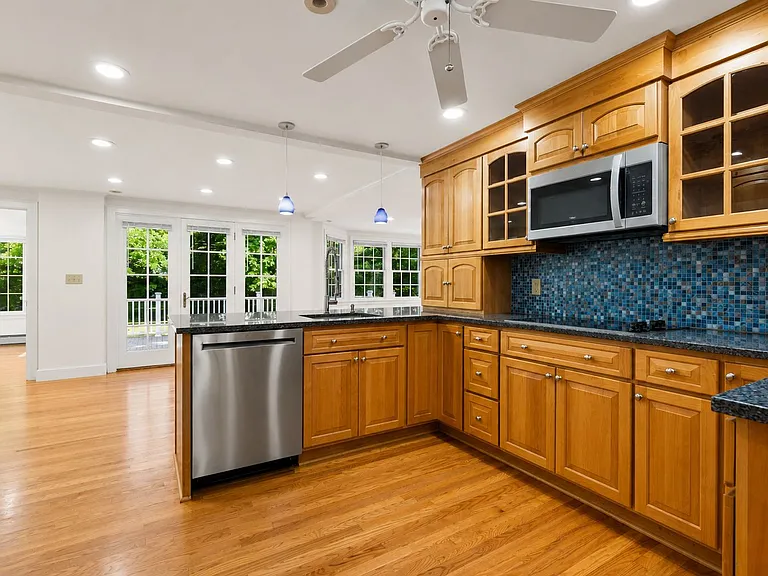 82 Allen Ave — Photo 9