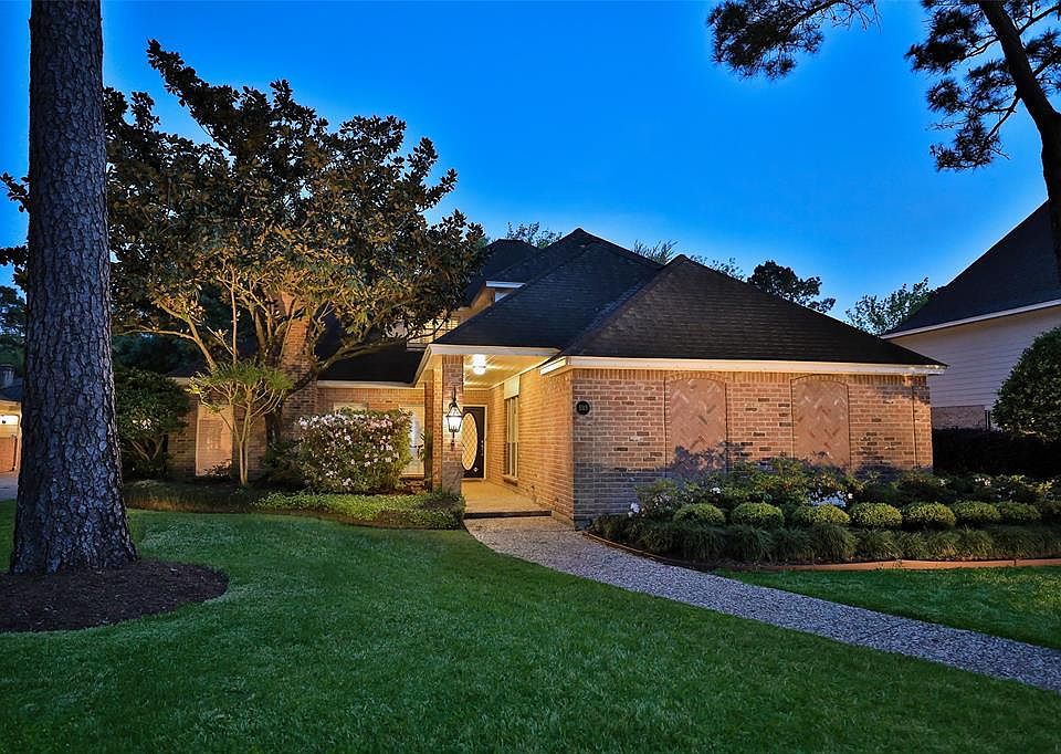 CHARMING HOME WITH POOL/SPA AND BACKYARD OASIS ON A CUL-DE-SAC LOT IN HUNTWICK FOREST - This home features immaculate landscaping and all brick front elevation.