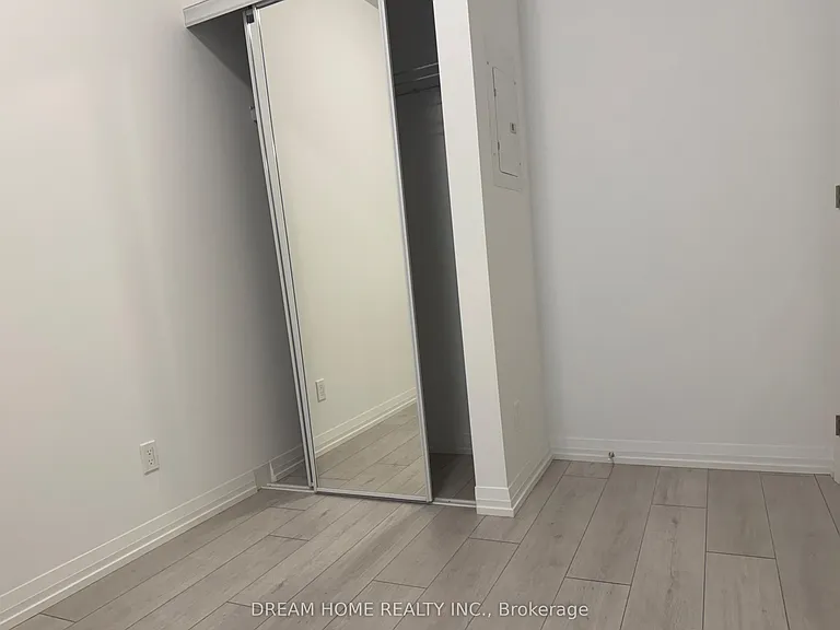 400 King St W #521 — Photo 16
