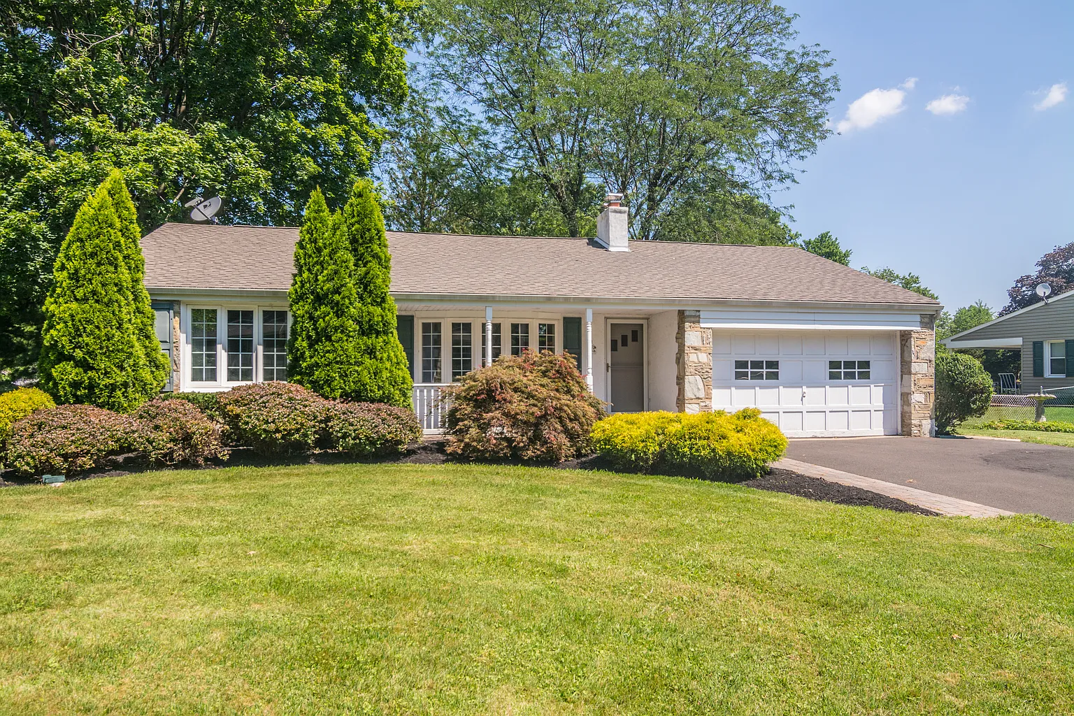 121 Valley Dr photo 1