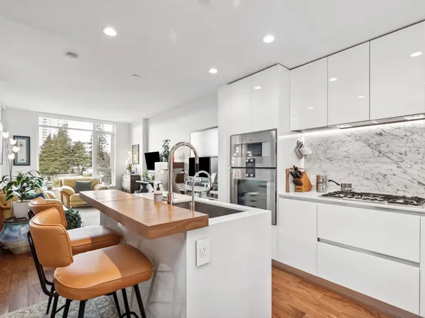 389 W 59th Ave #405, Vancouver, BC V5X 1W9