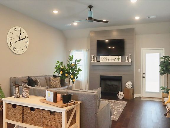 5th image of 812 E Asher Dr