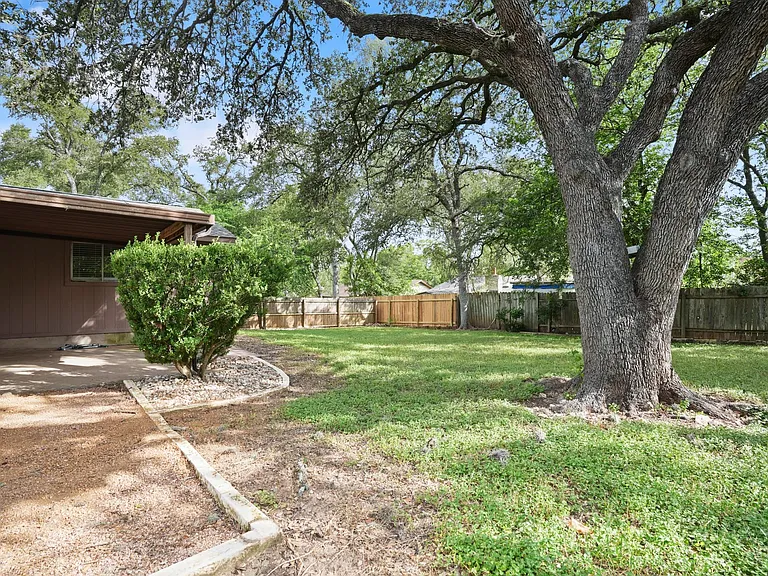 2600 Greenland Ln — Photo 19