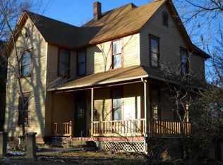 1 Ridgeway Ave, Eureka Springs, AR 72632