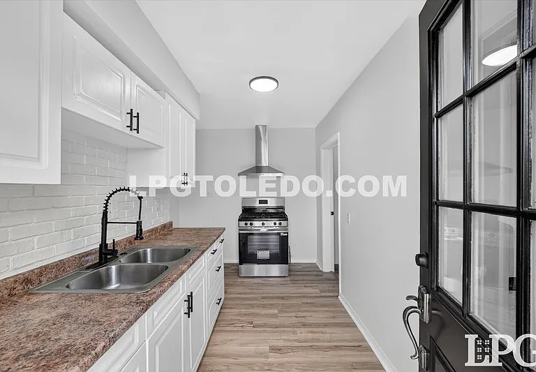 921 Berry St — Photo 14