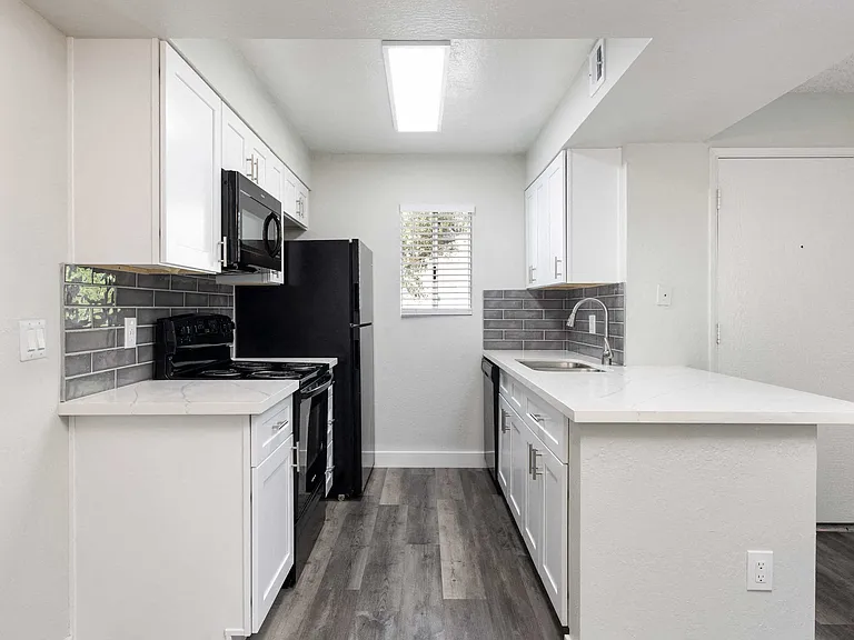 Camelback Cove Apartments — Photo 9
