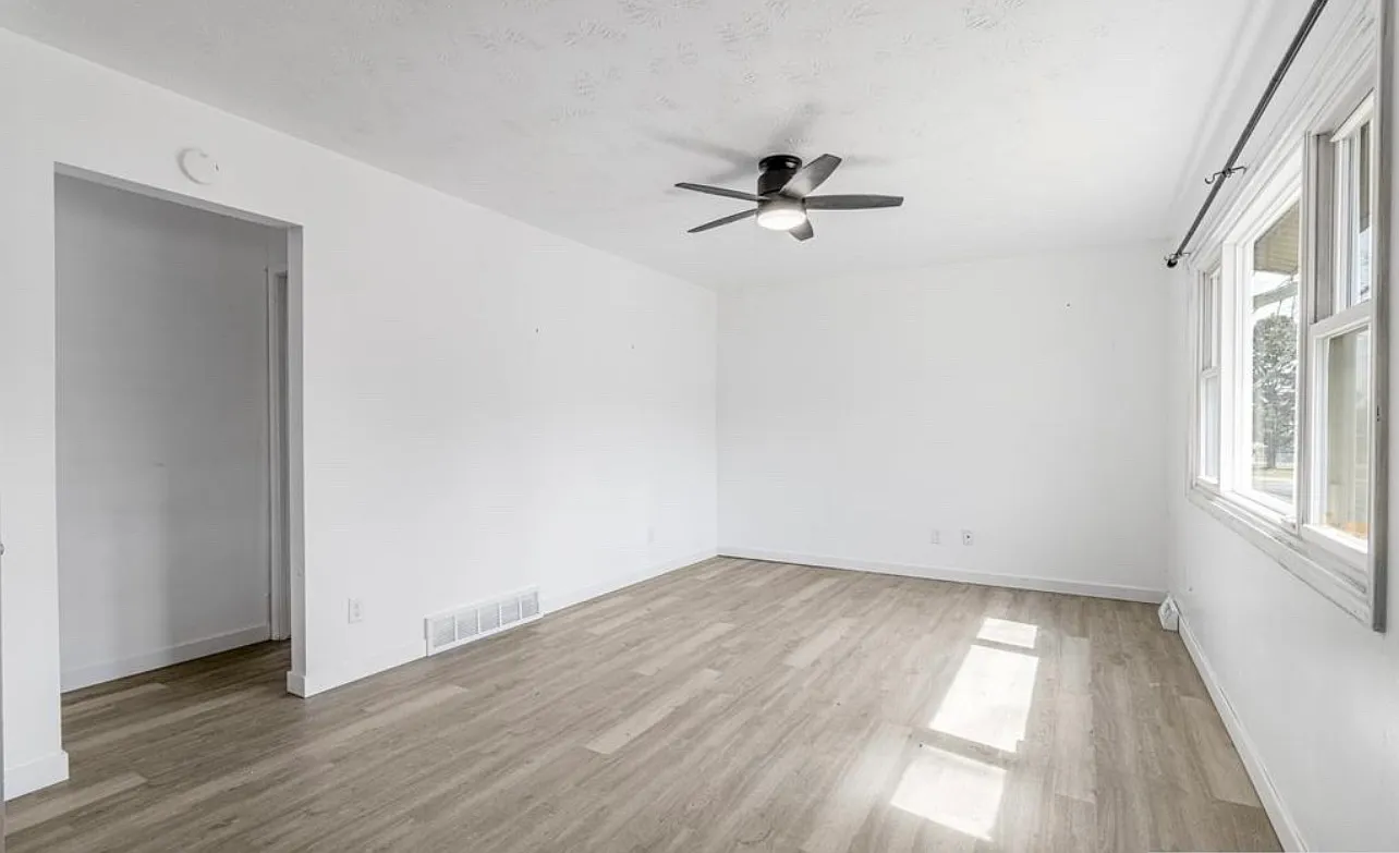 3 bed, 1.5 bath, 1600 sqft, $2,000 — Photo 2