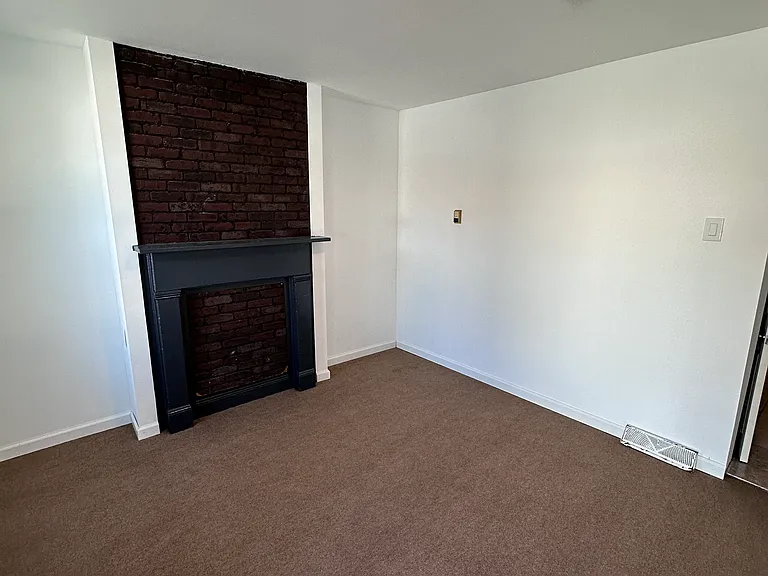 811 S Warren St — Photo 2