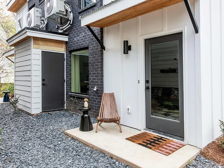 542 Boulevard Pl NE #C — Photo 24