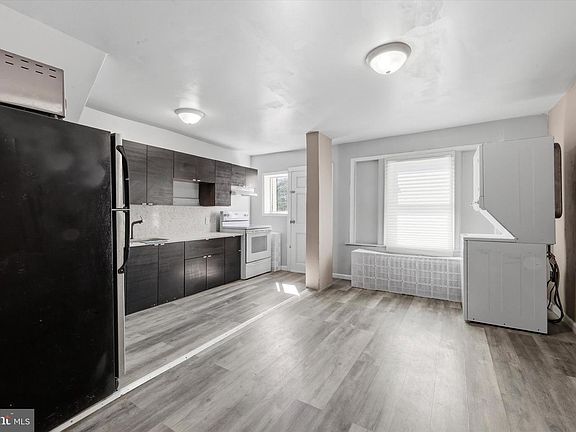 4th image of 817 W 11th St