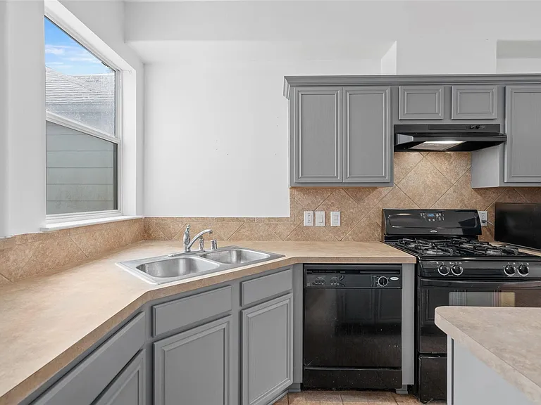 13223 Southpoint Ln — Photo 2