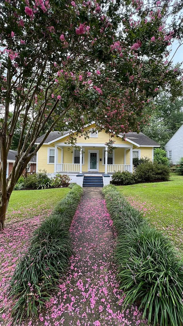 Charming 3 Bedroom Home! — Photo 3