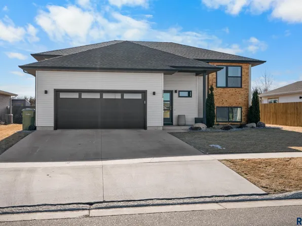 2528 Dean Ct, Brookings, SD 57006