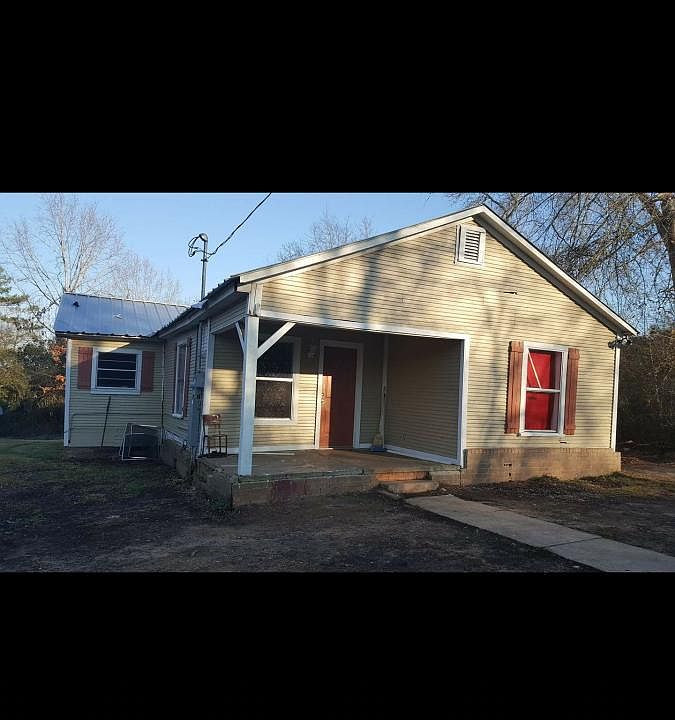 1st image of 303 S Oak St