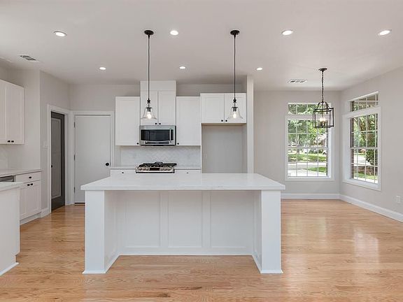 5th image of 2602 S Strathford Ln