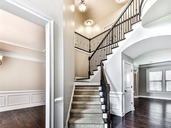 2nd image of 606 Oakbourne Way