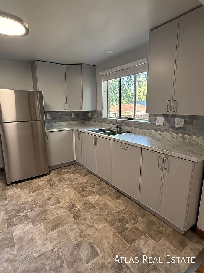 Spacious 3 Bed / 2 Bath Home in Prime Lakewood Location 3,300 Sq Ft! New kitchen, Attached Garage! — Photo 4