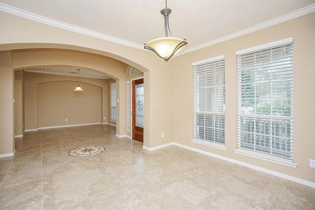 5 bed, 3.5 bath, 3349 sqft, $3,200 — Photo 4