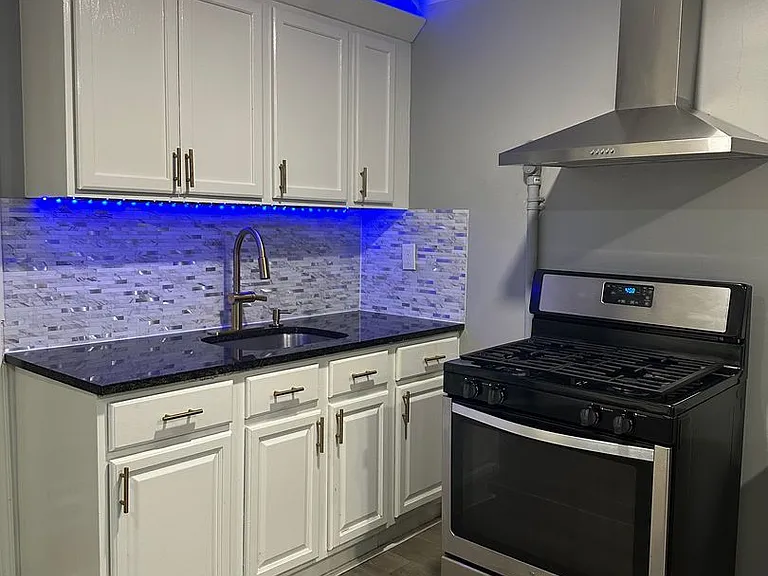 891 Broadway — Photo 3