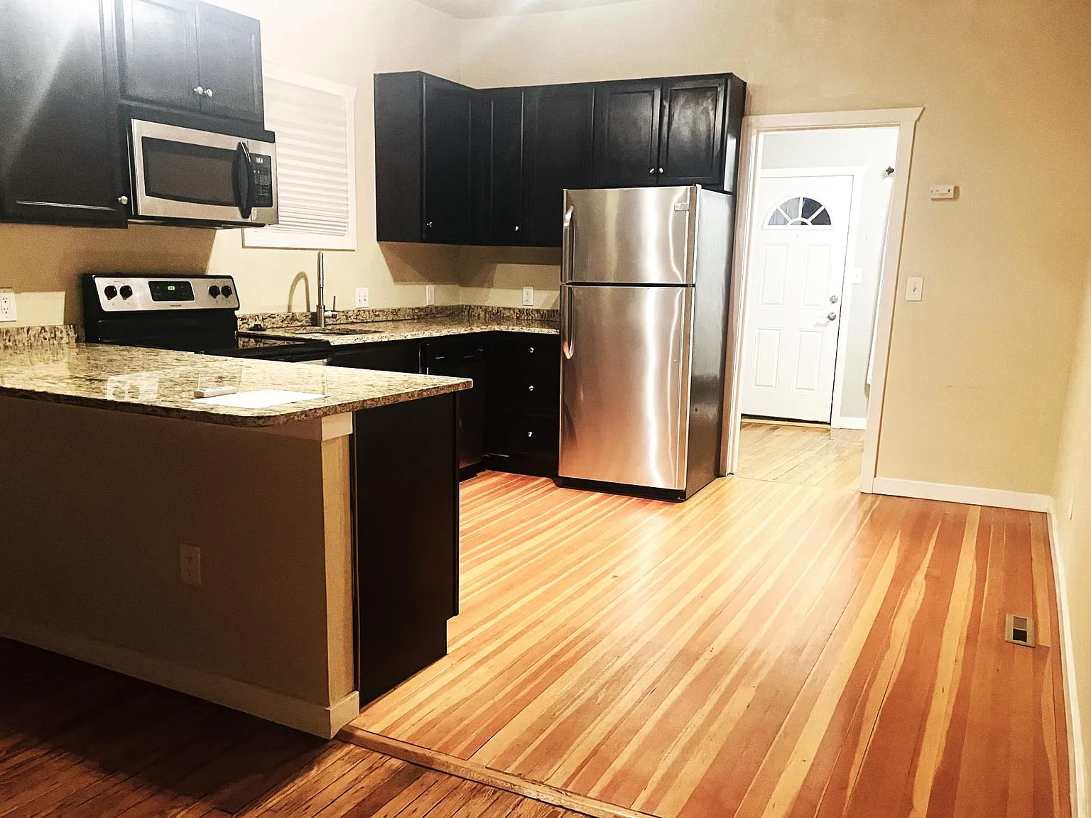 1 bed, 800 sqft, $1,800 — Photo 3