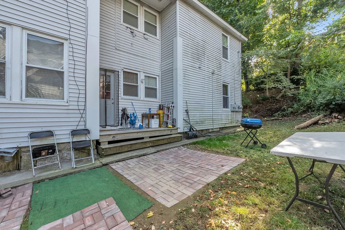 3 bed, 1.0 bath, 1049 sqft, $2,350 — Photo 4