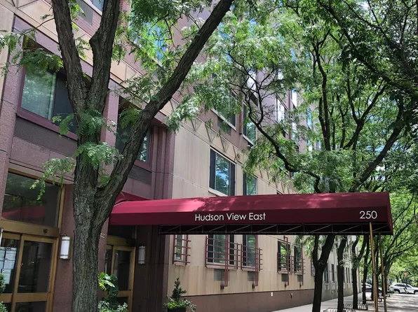 250 South End Avenue image 9 of 19