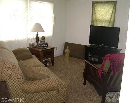 5th image of 132 Mosher Ave
