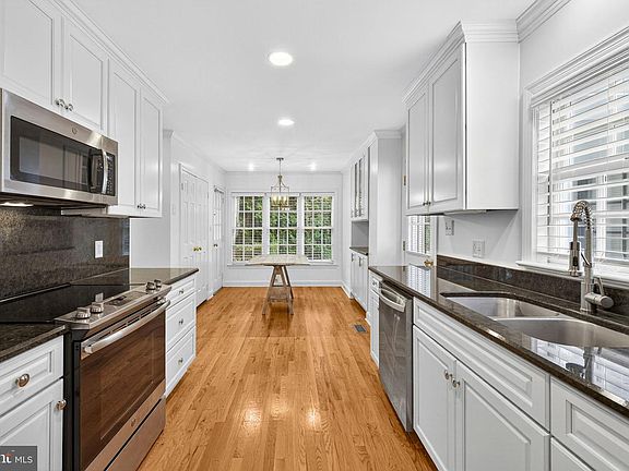 4th image of 12 Chinn Ct