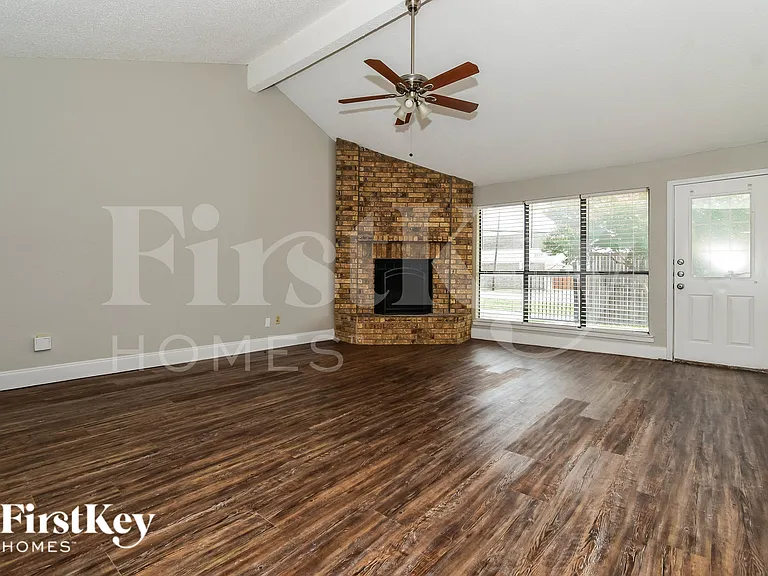 1007 Creighton Ct — Photo 2