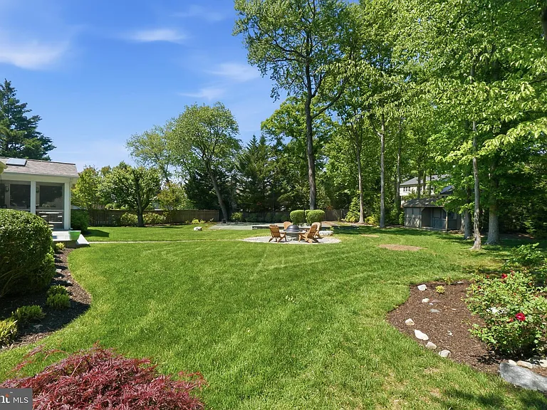 9904 Hall Rd — Photo 32
