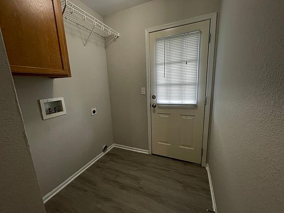 5th image of 504 NW Woodbury Dr