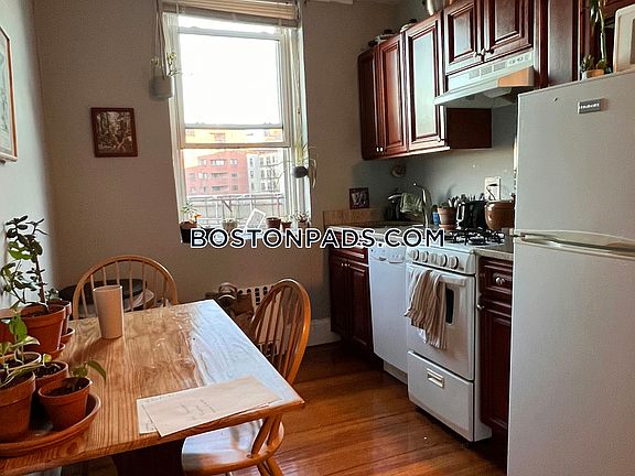 3rd image of 126 Warren St #44A