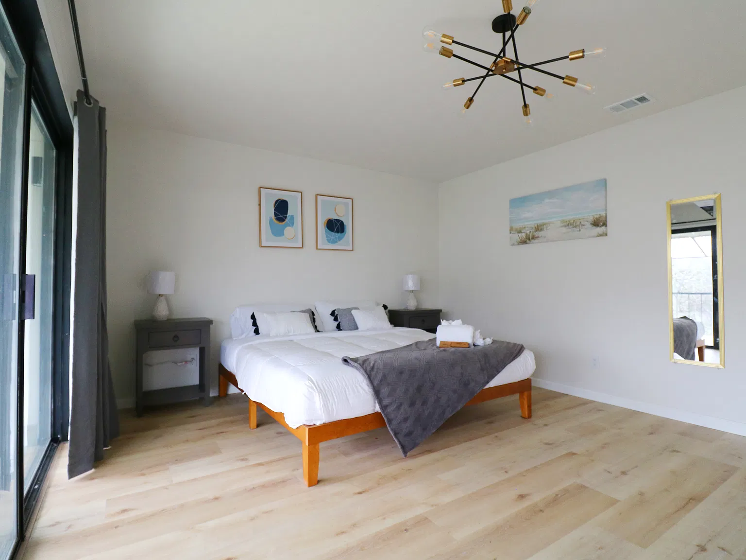 7 bed, 5521 sqft, $3,500 — Photo 3