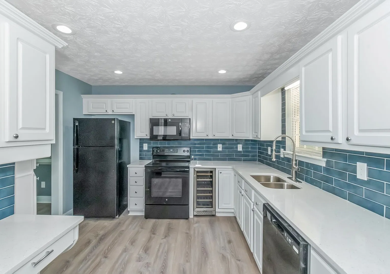 Luxurious Oasis with Unbeatable Move-In Deal in Covington — Photo 2