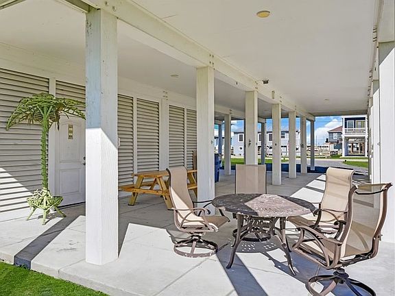 5th image of 303 Coral Ct