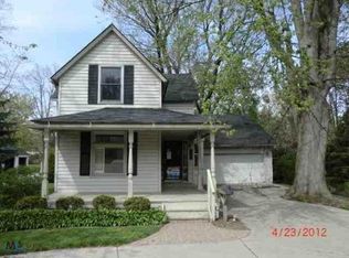 560 Vernier Rd, Grosse Pointe Woods, MI 48236